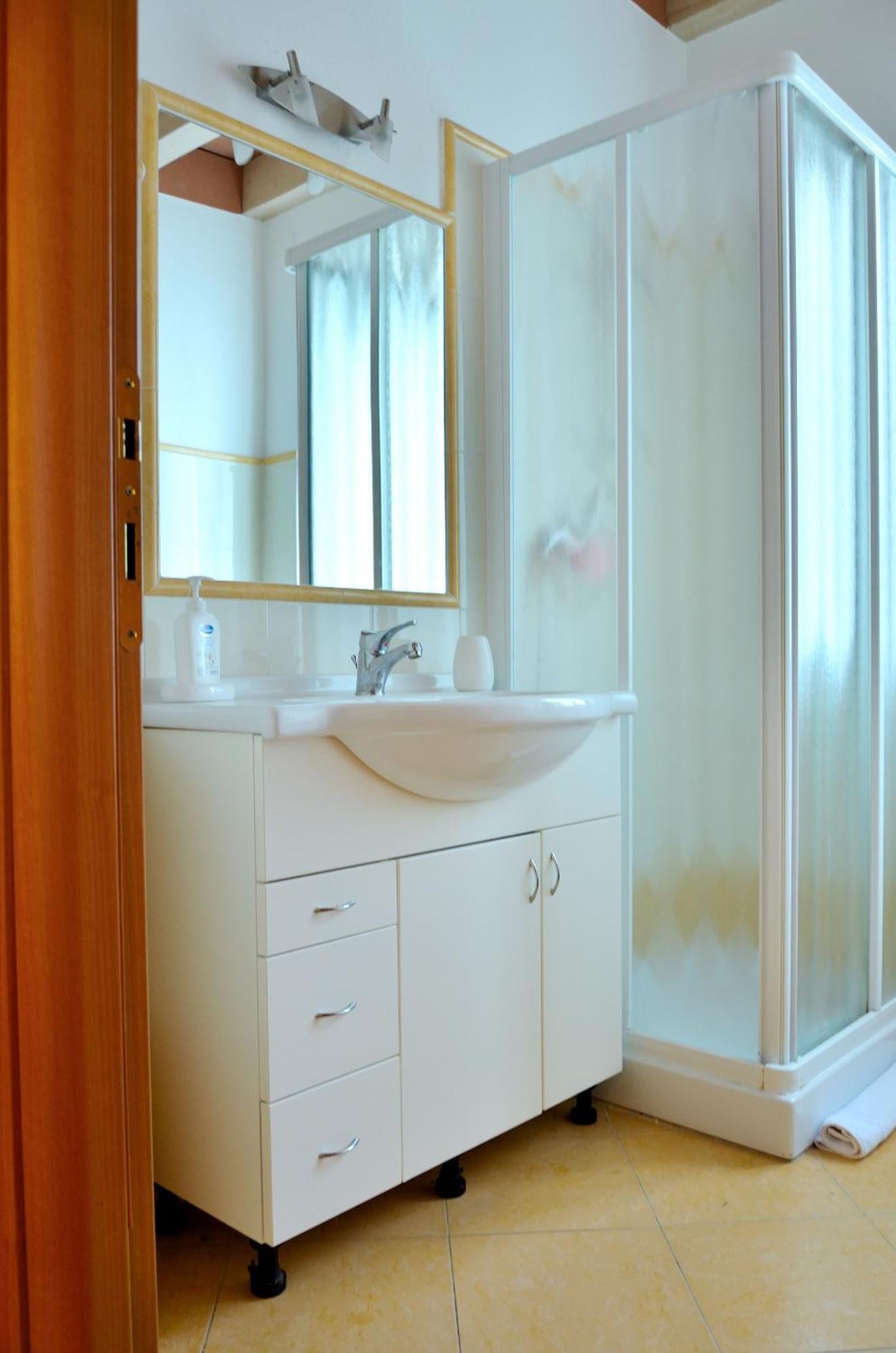 White Garden - Apartment With Access To The Lake เลียร์นา ภายนอก รูปภาพ